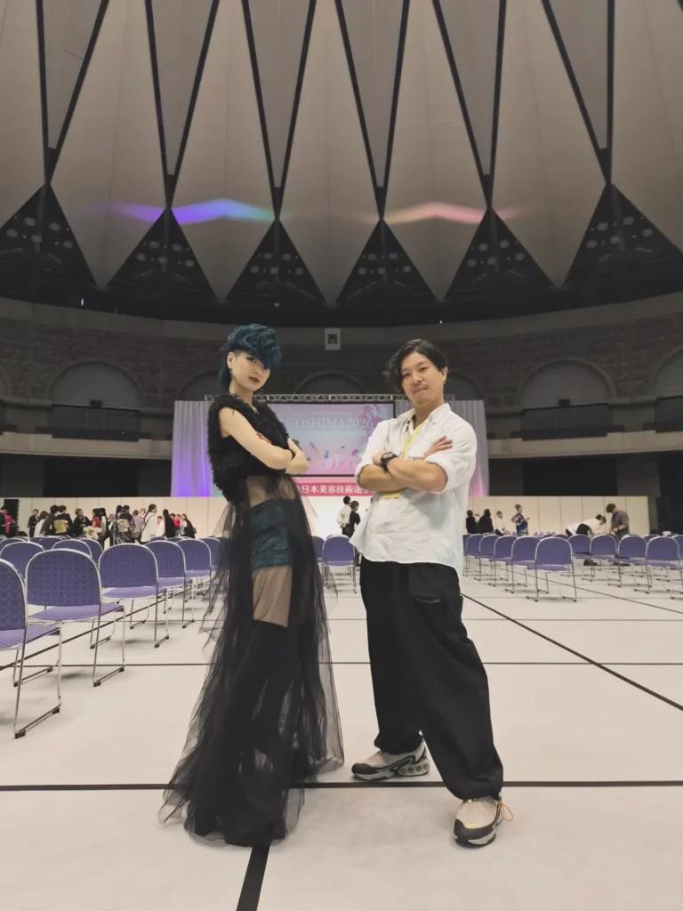 会場でポーズをとる二井原とゆずかちゃん