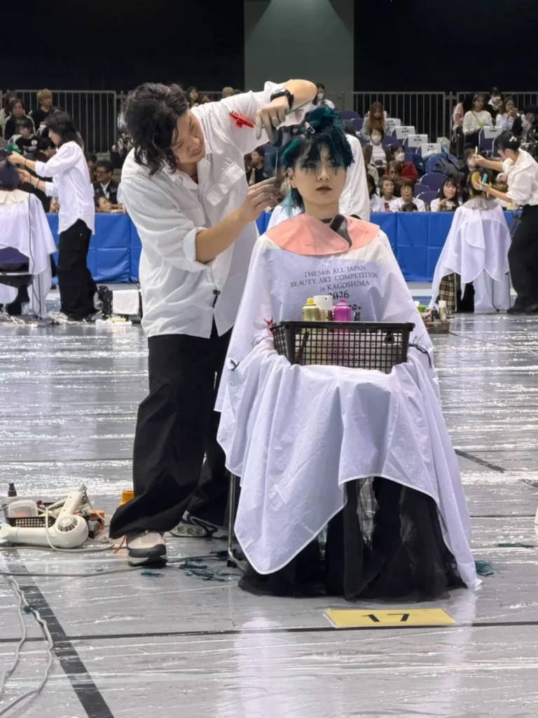 フリースタイルカット部門で競技中の二井原とモデルのゆずかちゃん