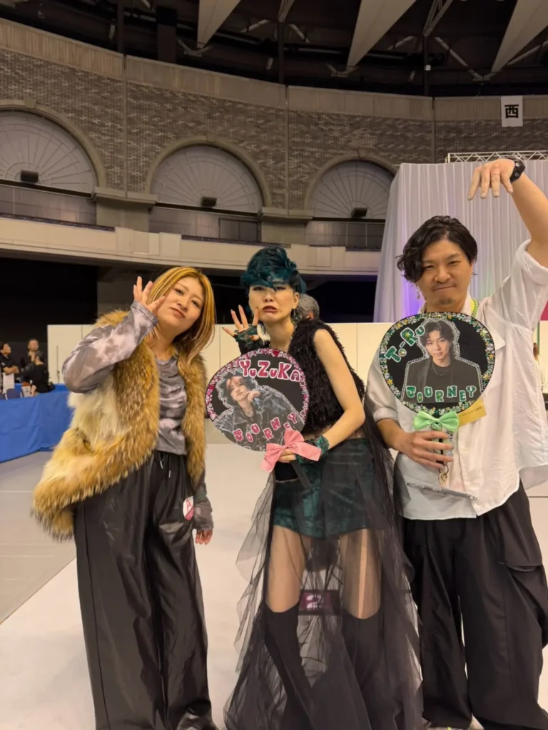 応援うちわを持った3人の記念写真